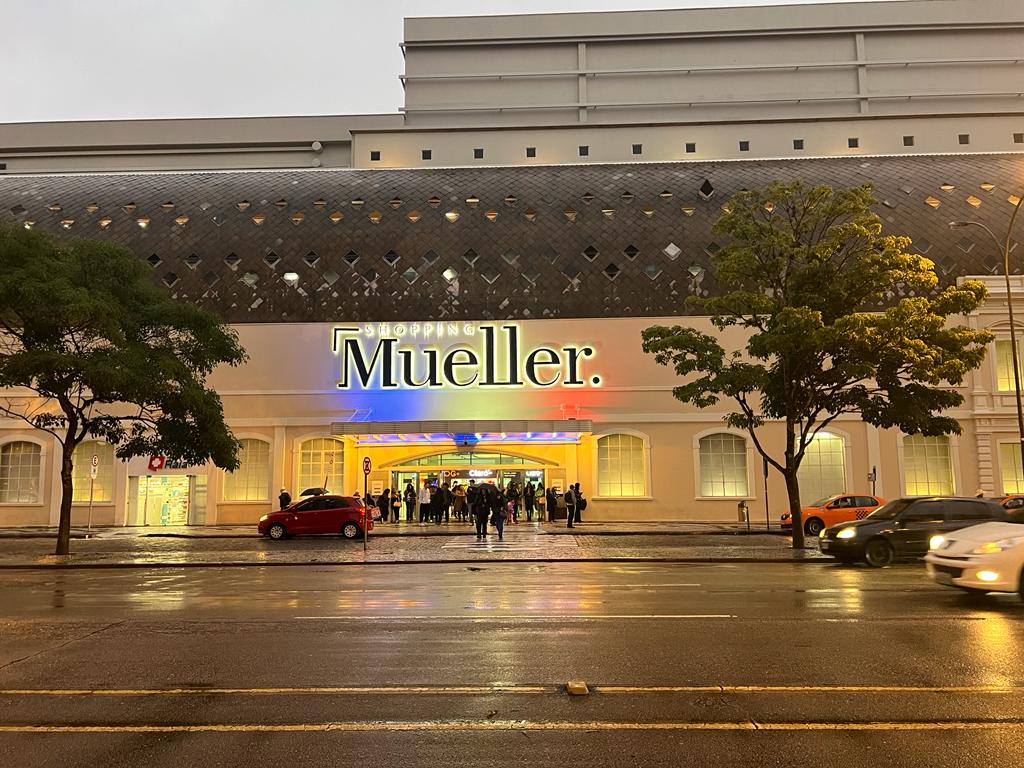 Shopping Mueller ilumina fachada em homenagem à rainha Elizabeth II 