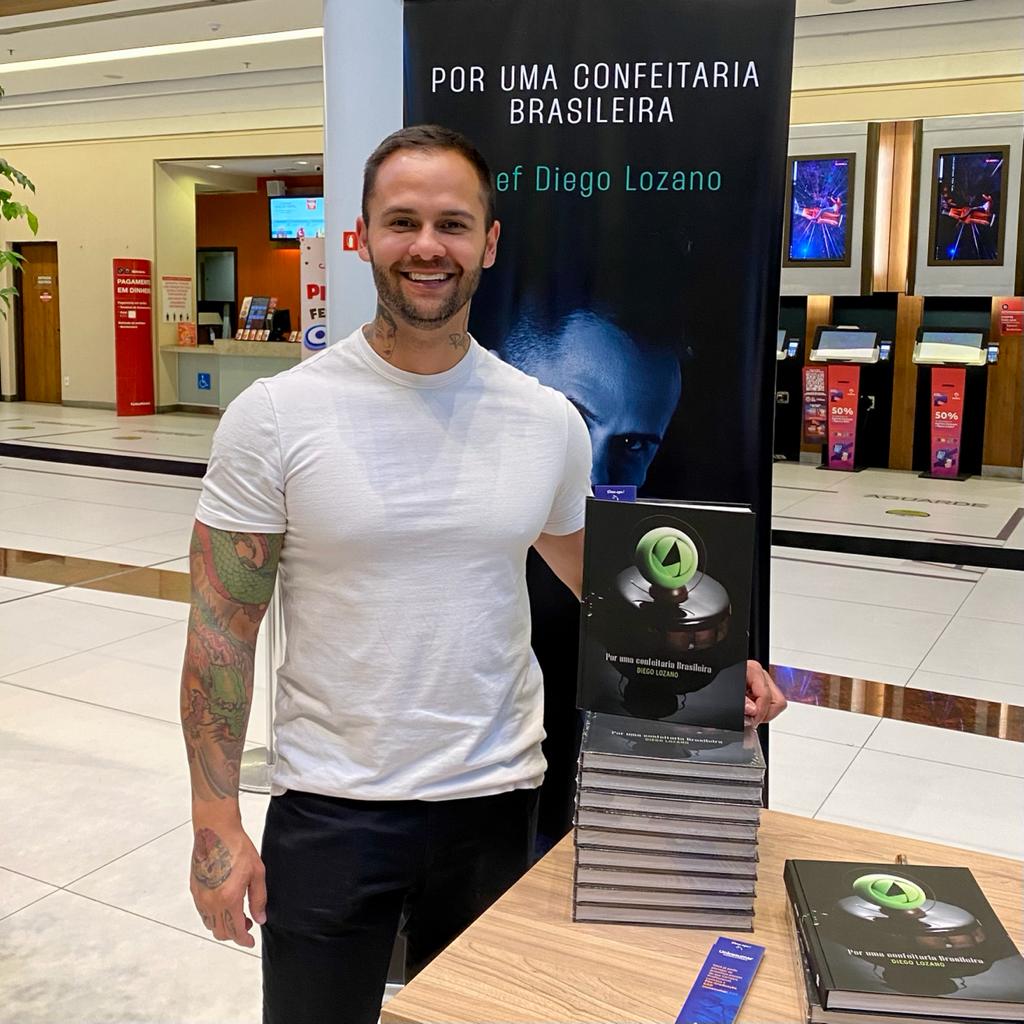 Diego Lozano lança seu primeiro livro no Shopping Mueller