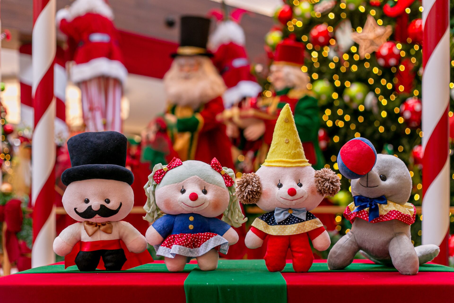 Shopping Mueller presenteia clientes com personagens da Vila de Natal
