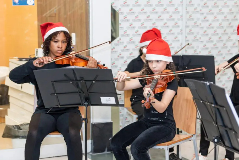 Orquestra de Cordas com crianças do Instituto Beija-Flor se apresenta no Shopping Mueller