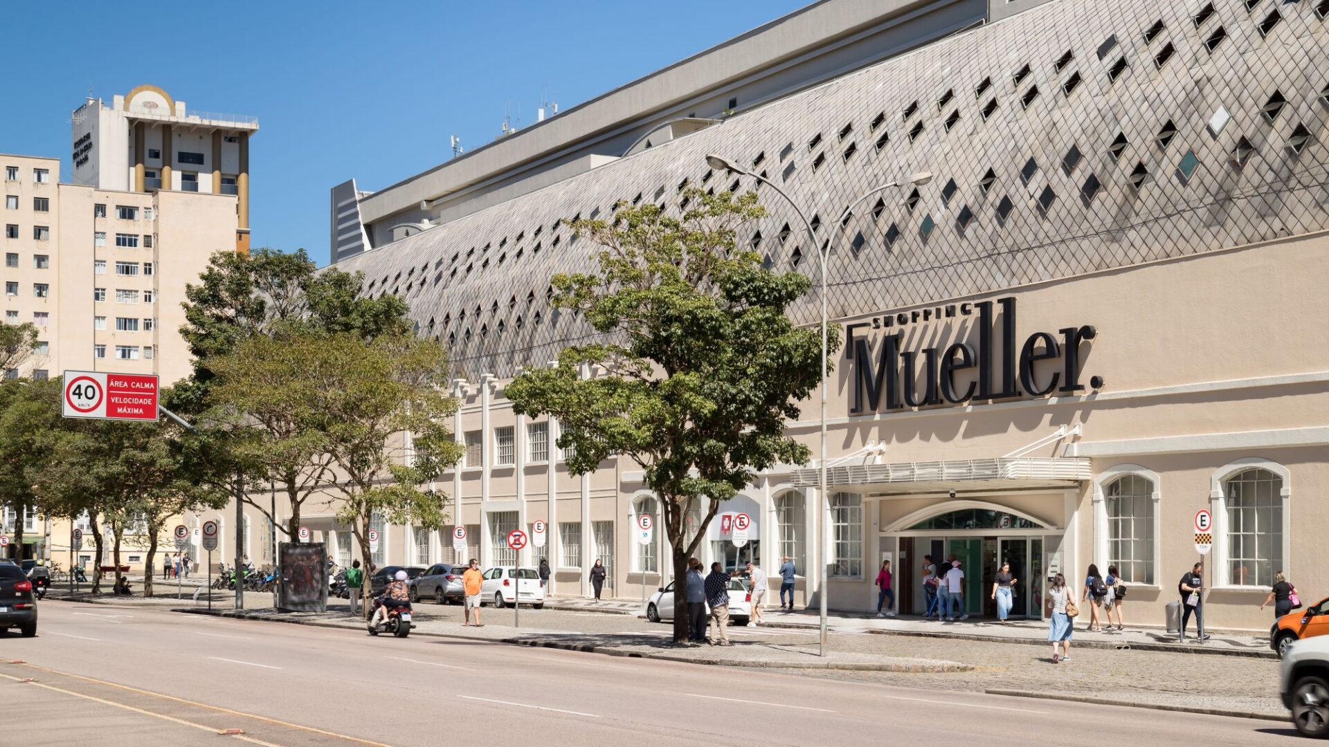 Eletromidia amplia presença em Curitiba e chega ao Shopping Mueller