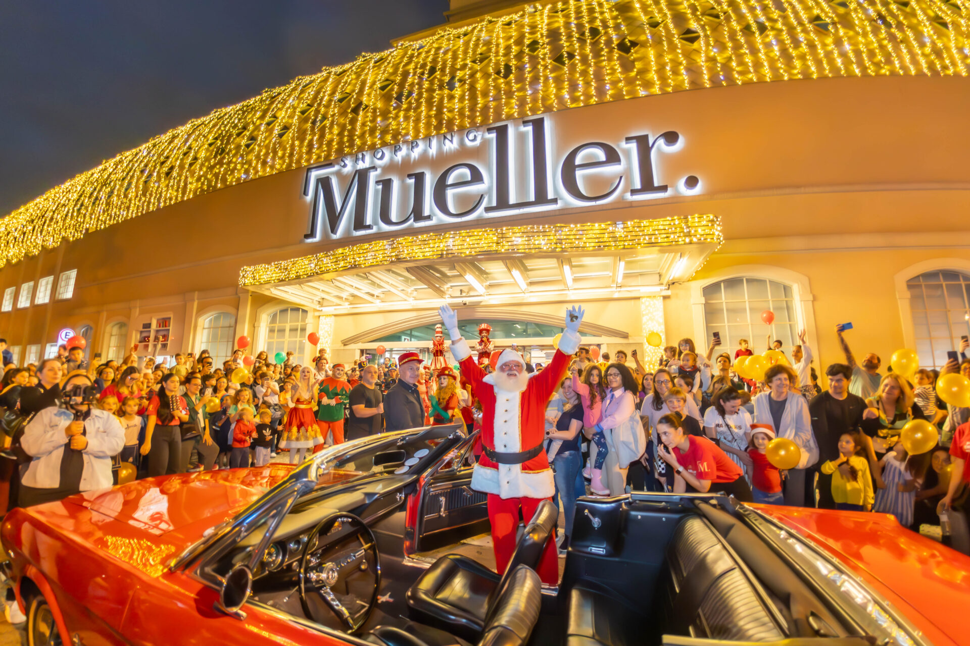 Shopping Mueller dá início à programação de Natal com a chegada do Papai Noel