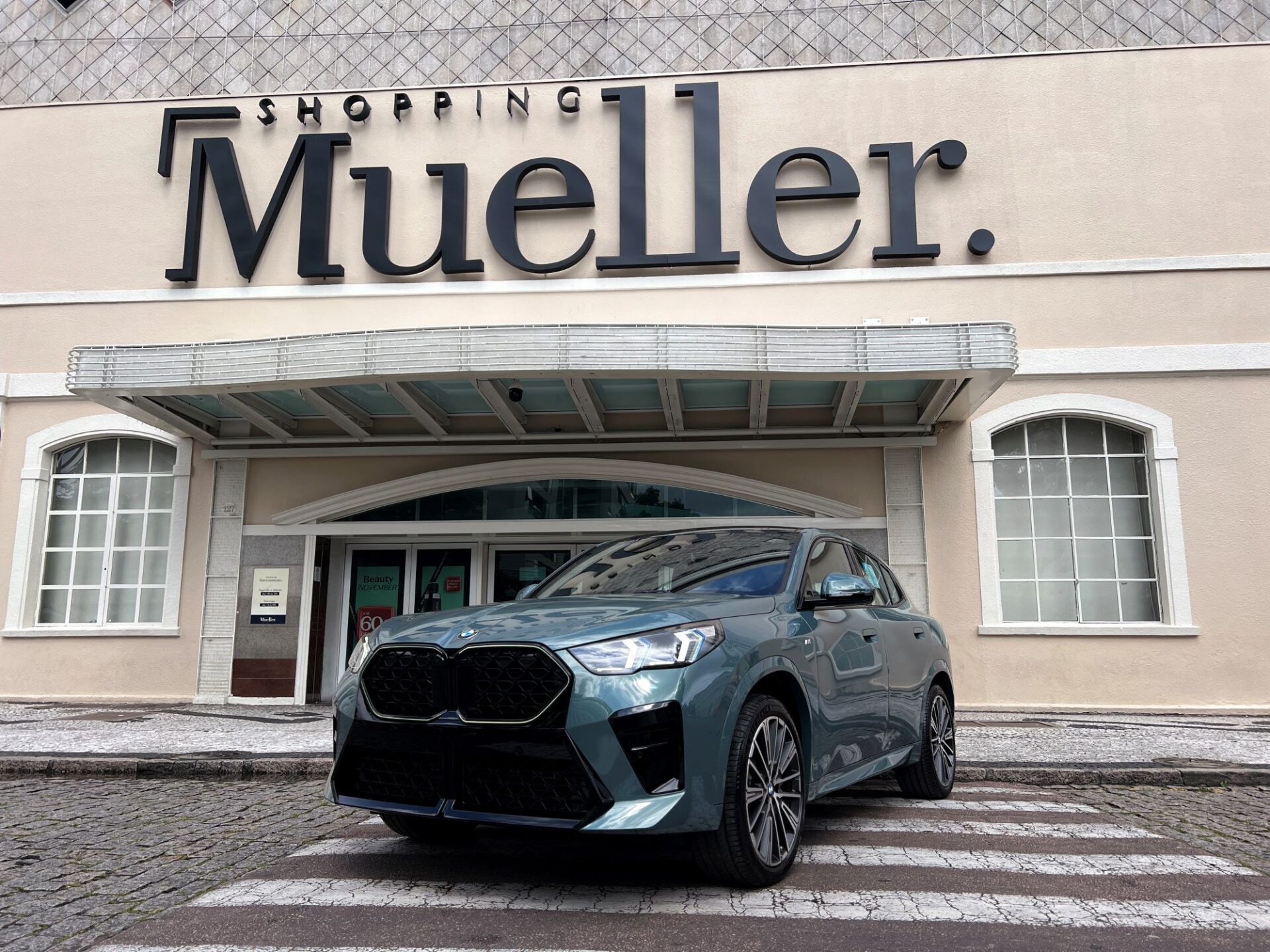 Shopping Mueller celebra o Natal com promoção que sorteia um BMW X2