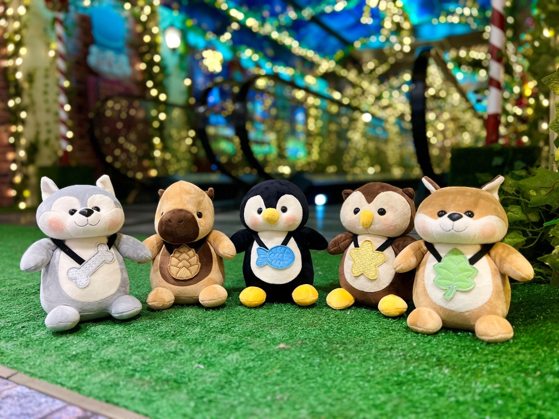 Shopping Mueller presenteia clientes com pelúcias da Fábrica de Natal